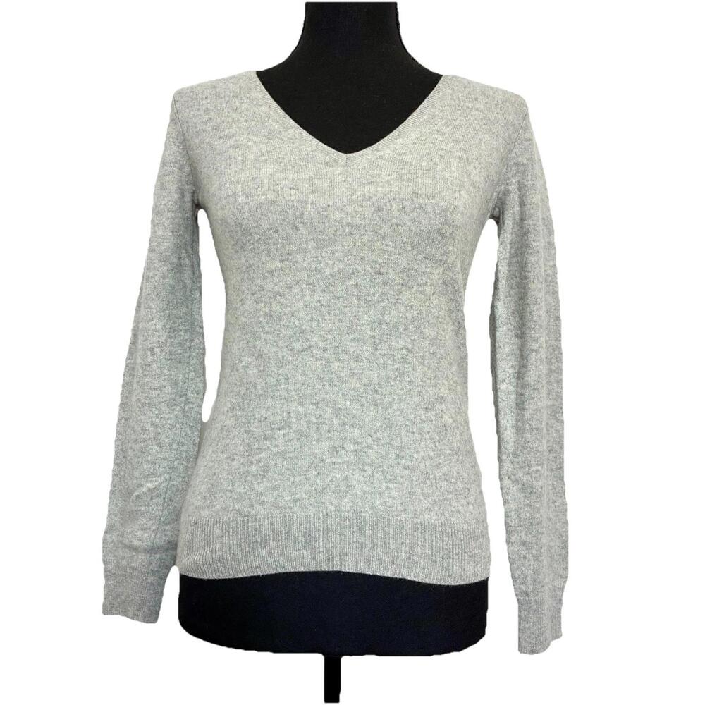 Uniqlo 100 Percent Cashmere V Neck Sweater Gray XS Soft Lightweight Classic